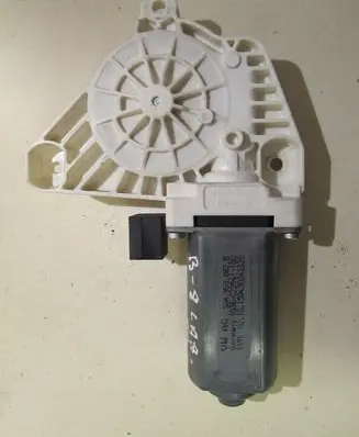 Volkswagen PASSAT B8 Front door window regulator motor 5Q4959802B