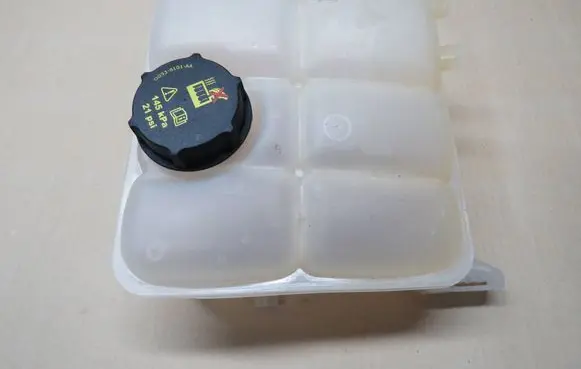 Ford Kuga II Coolant expansion tank/reservoir 8V618K218AE 8V618K218DE AV418K218D