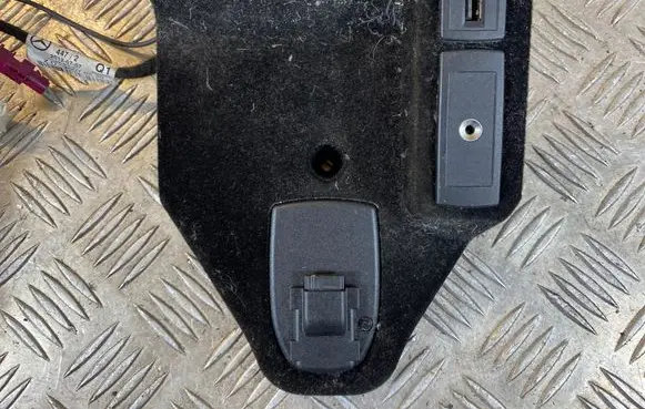 Mercedes-Benz E W212 USB socket connector A2128231211 A2048201211