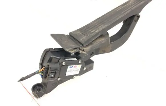 Accelerator throttle pedal