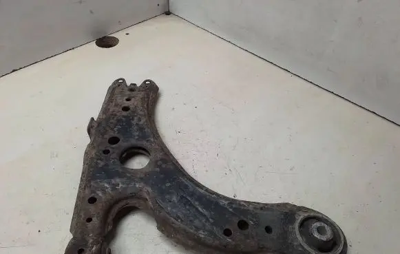 Volkswagen Golf IV Front lower control arm/wishbone 
