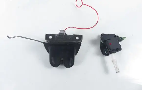 Audi A4 S4 B6 8E 8H Tailgate/trunk/boot lock/catch/latch 8E9827833 8E9827520