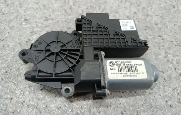 Skoda Fabia Mk1 (6Y) Front door window regulator motor 6Y1959802