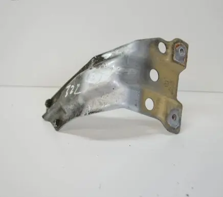 Volkswagen Eos Fender mounting bracket 1Q0821136