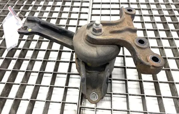 Engine mount vacuum valve
