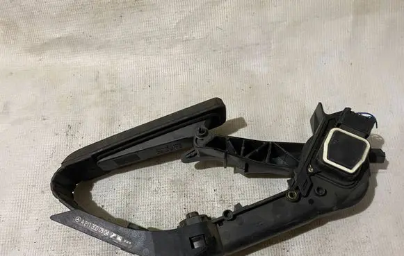Mercedes-Benz CLS C219 Accelerator throttle pedal a2113000504 2113000504
