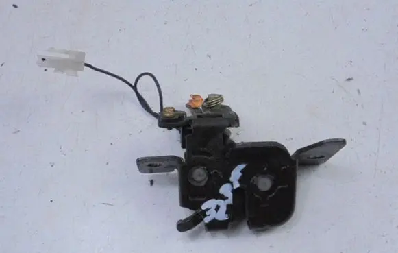 Mazda 323 F Tailgate/trunk/boot lock/catch/latch