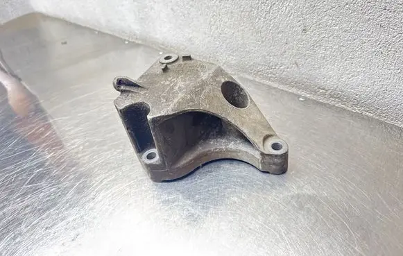 Opel Vectra C Engine mounting bracket 13112030