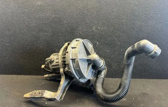 Volkswagen Golf V Secondary air pump 06a959253b