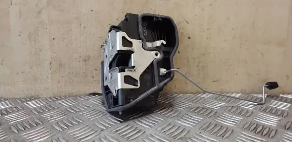 BMW X3 E83 Front door lock 7167072