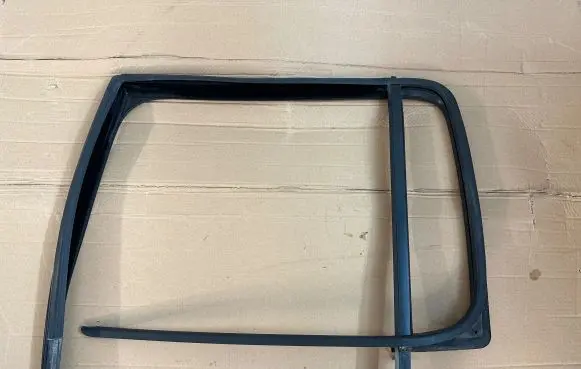 Volkswagen Amarok Rubber seal rear door window/glass 