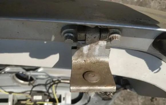 Tailgate/trunk/boot hinge