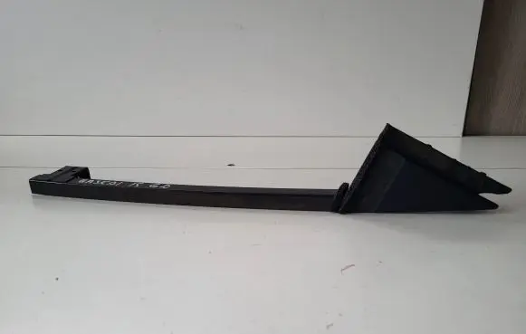 Nissan Qashqai Rear door windshield rail 82234EA0A