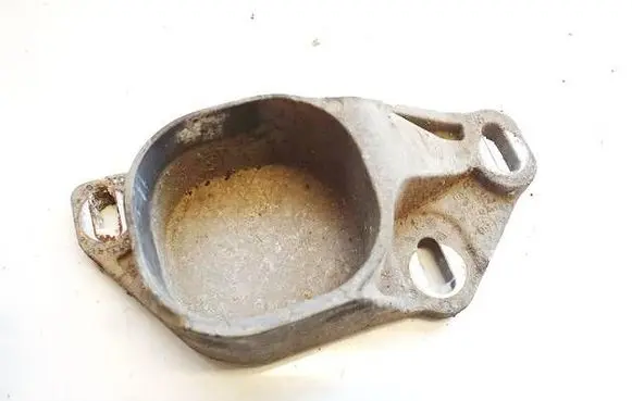 Engine mounting bracket