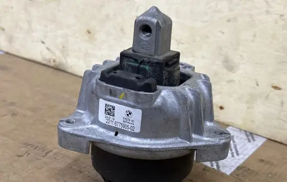 BMW M5 Engine mount bracket 6775905 57527810