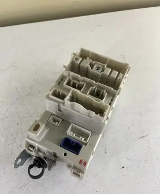 Toyota RAV 4 (XA20) Fuse module 8273342061