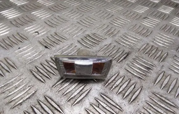 Opel Zafira B Front fender indicator light 13252455 13252456