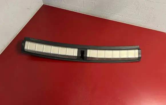 Trunk/boot sill cover protection