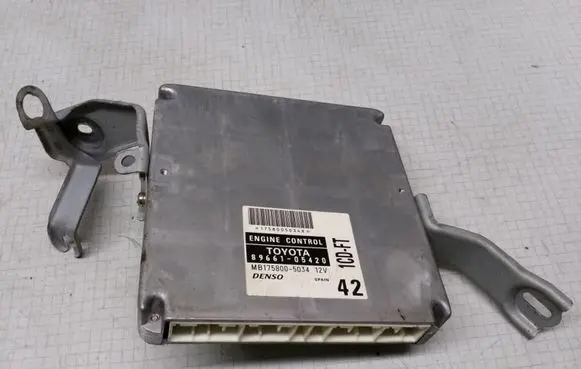 Toyota Avensis T220 Engine control unit/module 8966105420 MB1758005034