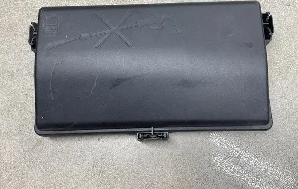 Opel Insignia A Fuse box cover 13222784