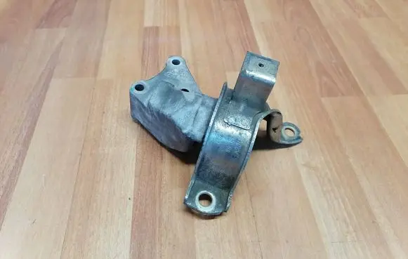 Engine mount bracket