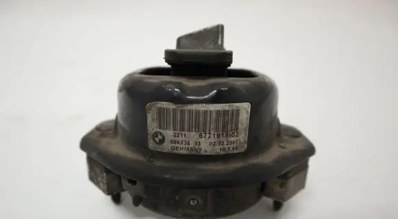 BMW 7 E65 E66 Engine mount bracket 6771918
