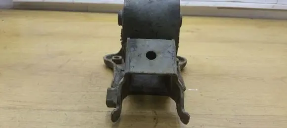Nissan X-Trail T30 Gearbox mount