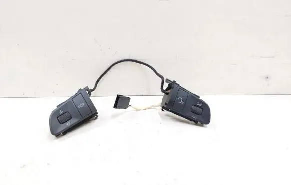 Steering wheel buttons/switches