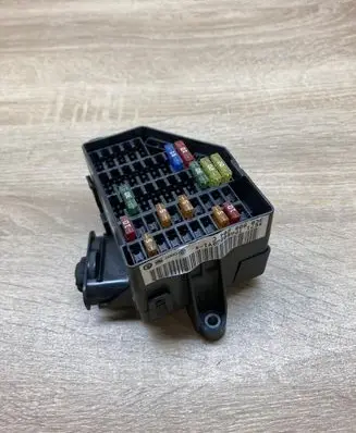 Volkswagen PASSAT B6 Fuse module 3C0880204C