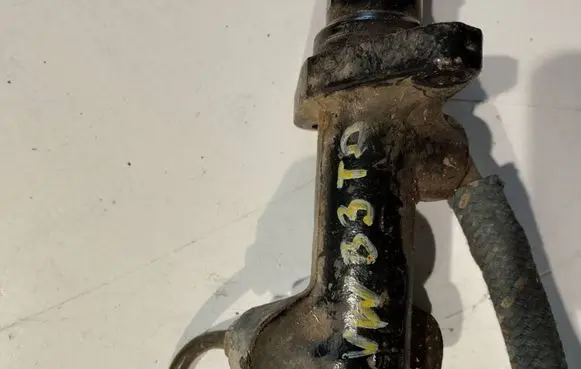 Volkswagen PASSAT B3 Clutch master cylinder 2S617A543AC