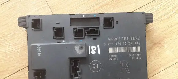 Mercedes-Benz E W211 Door control unit/module 2118701226 00401702