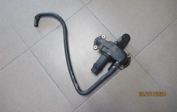 Jaguar XF X250 Thermostat/thermostat housing C8W0A