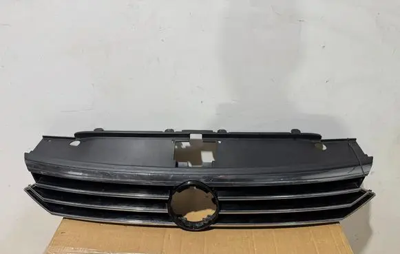 Volkswagen PASSAT B8 Front bumper upper radiator grill 3G0853653