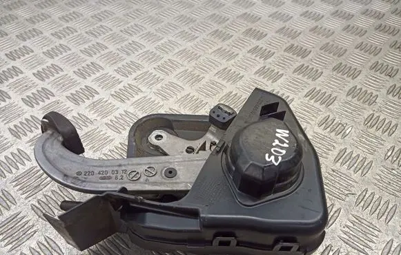 Mercedes-Benz C W203 Clutch pedal 2204200312