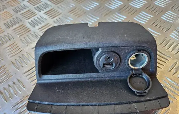 Peugeot 2008 I USB socket connector 9674655277