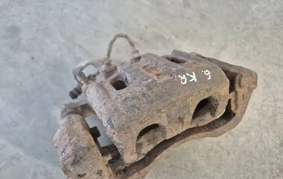Mitsubishi Pajero Sport I Front brake caliper 
