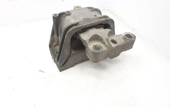 Volkswagen PASSAT B6 Engine mount bracket 1K0199262