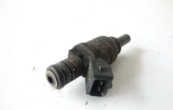 Volkswagen Golf IV Fuel injector 06A906031D