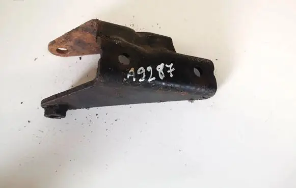 Nissan Primera Engine mounting bracket