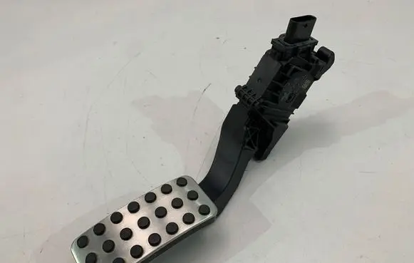 Accelerator throttle pedal