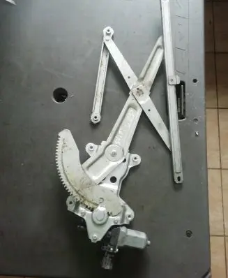 Suzuki Swift I Front door window regulator motor 262100-3370 83430-63J00