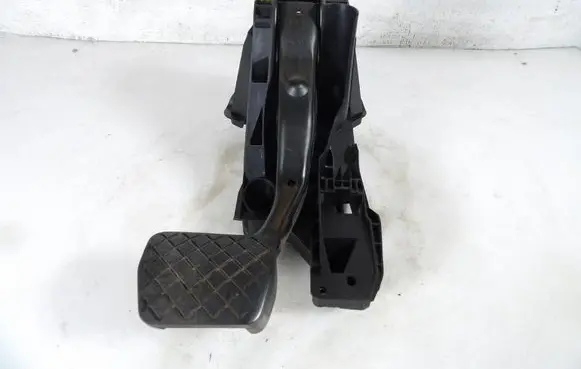 Accelerator throttle pedal