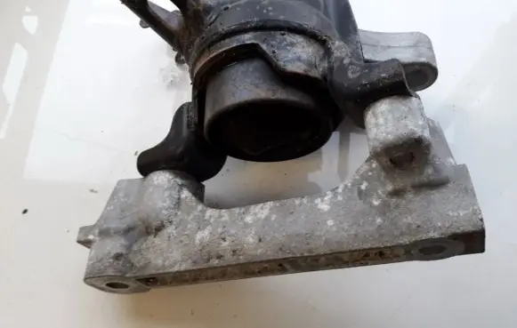 Toyota RAV 4 (XA30) Engine mount bracket