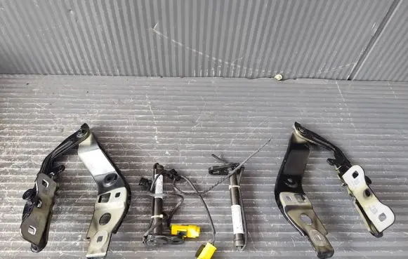 Mercedes-Benz CLA C118 X118 Engine bonnet/hood hinges A1778801100 A1778801200 A1779062301
