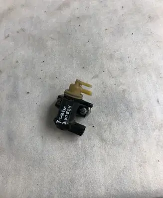 Volkswagen Tiguan Vacuum valve 04l131051