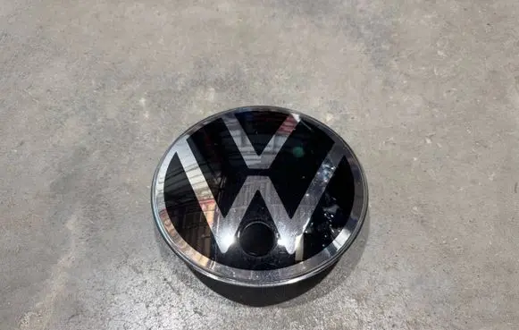 Manufacturer badge logo/emblem