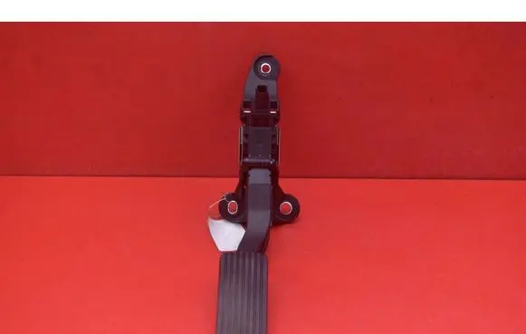 Accelerator throttle pedal
