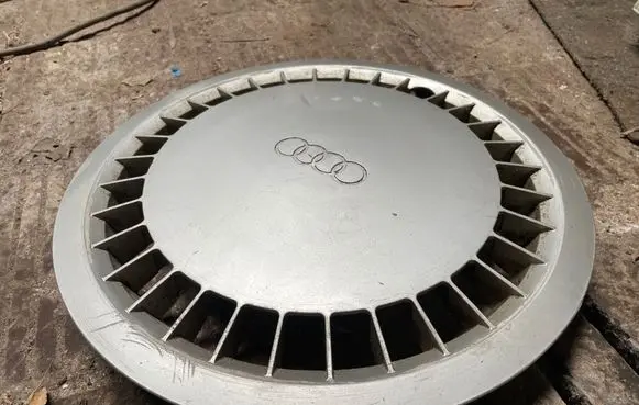Audi 100 S4 C4 R14 wheel hub/cap/trim 443601147A