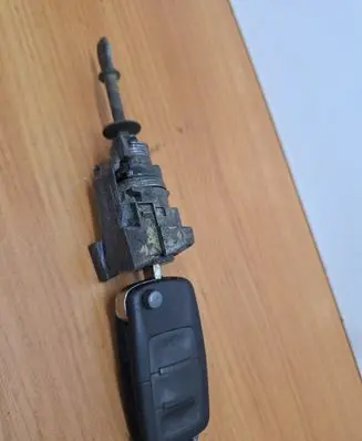 Volkswagen Caddy Front door lock (next to the handle) 