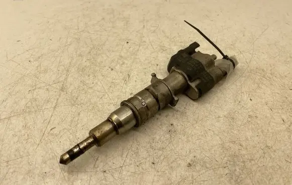 BMW 5 F10 F11 Fuel injector 10181010